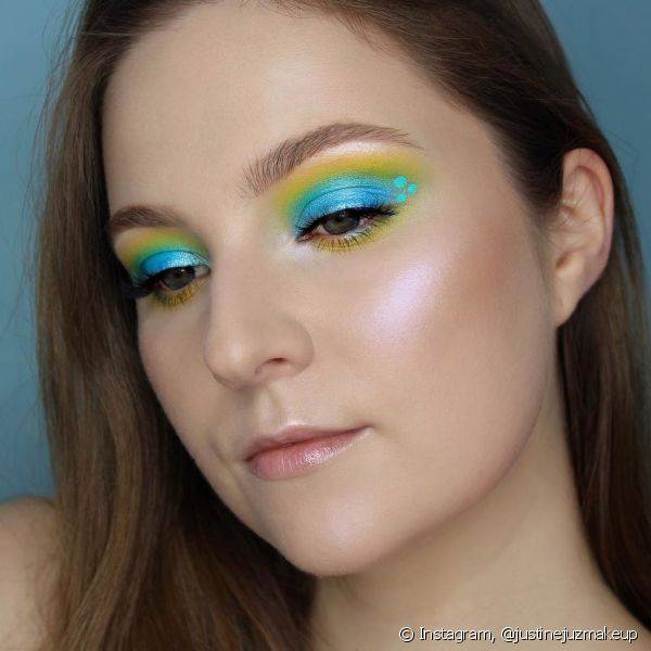 A maquiagem com sombra neon ? a cara do carnaval 2019 (Foto: Instagram @justinejuzmakeup)